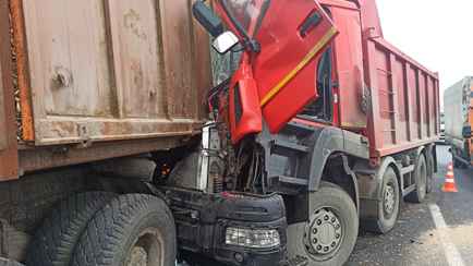 На Минской кольцевой МАЗ врезался в другой грузовик