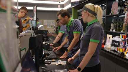 «Белоруснефть» решила поставить свое руководство за кассы на заправках. На что пообещали скидку 50% клиентам?