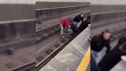 На станции метро «Немига» мужчина упал на рельсы