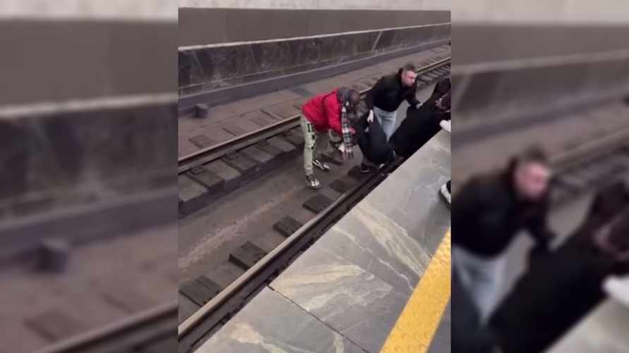 На станции метро «Немига» мужчина упал на рельсы