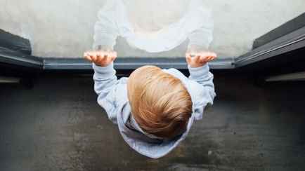 В Мозыре 4-летний мальчик разбился, выпав из окна 9-этажки, пока мама спала