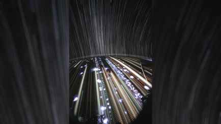 Американский астронавт показал звездный след из иллюминатора космического корабля Crew Dragon 9