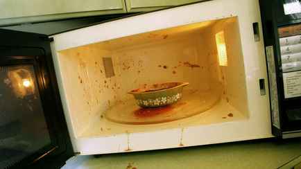 Грязная микроволновка? Вот 12 способов её очистить, почти ничего не делая