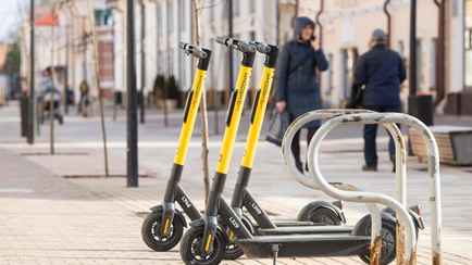 Стало известно, когда на улицы Минска вернутся шеринговые электросамокаты. А в каком городе уже доступны?