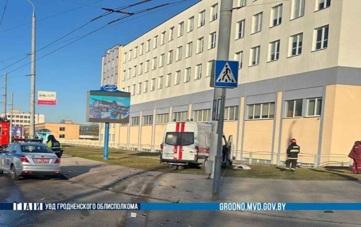 В Гродно «скорая» врезалась на светофоре в легковушку – погибла 19-летняя девушка