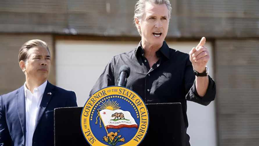 Губернатор Калифорнии и пять корпораций подали в суд на Трампа, обвинив в узурпации власти