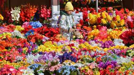 МАРТ проверил 124 точки продажи искусственных цветов в Беларуси. Нашел нарушения в 59