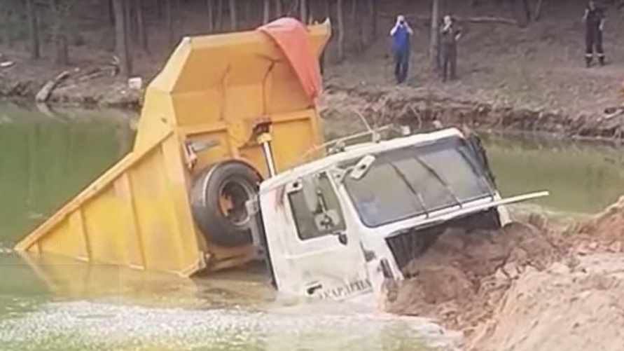 На карьере в Гродно затонул самосвал. Появилось видео, как его вытаскивали из воды