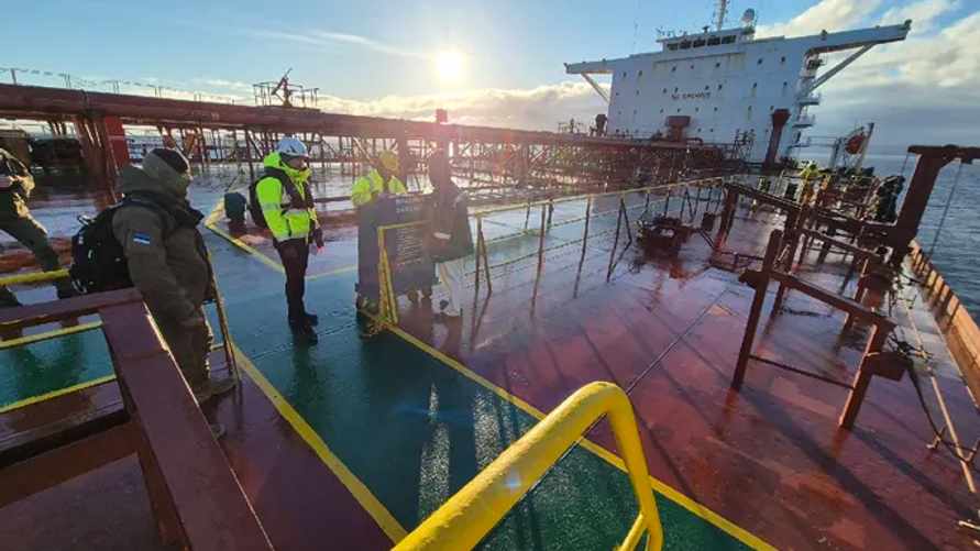 В Эстонии задержали танкер без флага, обвинив в принадлежности к "теневому флоту" РФ