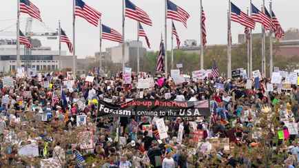 Сотни тысяч американцев вышли на протесты против Трампа. Как он отреагировал?