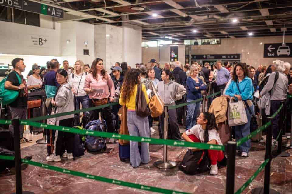 Редкое атмосферное явление - Сразу две страны ЕС остались без электричества