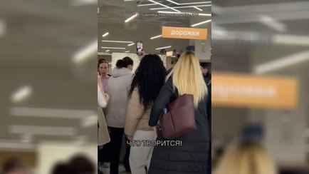 «Туда страшно заходить!» — Минчане заполнили очередями магазин в ТЦ. На что скидки?