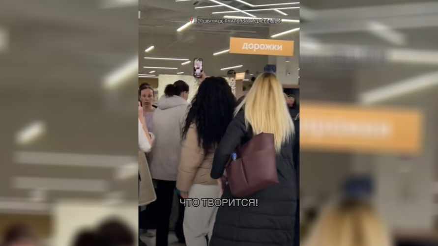 "Туда страшно заходить!" - Минчане заполнили очередями магазин в ТЦ. На что скидки?