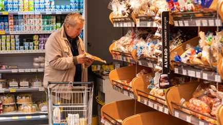 До 60%. Белорусские магазины объявили скидки на сардельки, креветки, виноград, бекон. А где 2 бутылки масла по цене 1?