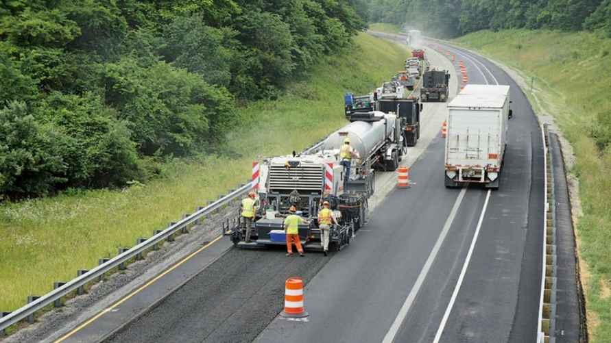 Любят искать виноватых — В Гордорстрое рассказали, могут ли белорусы сами ремонтировать дороги