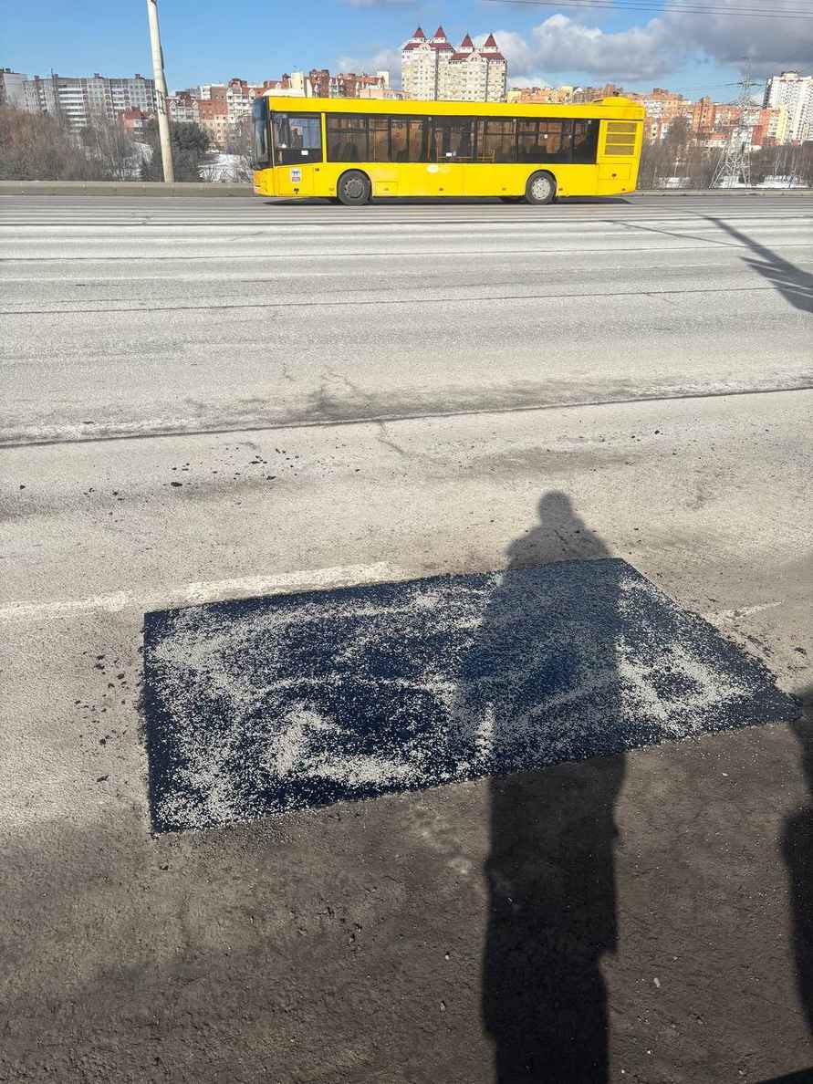 У нас такого безобразия не творят - В Гордорстрое ответили белорусам, почему дороги ремонтируют не сразу. А в дождь и снег можно?