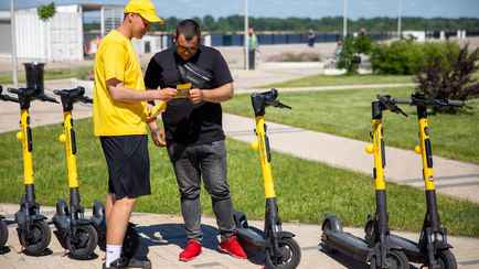 «Кто-то просто не понимает» — Кикшеринг и Мингорисполком поспорили из-за «избыточных» ограничений на электросамокаты