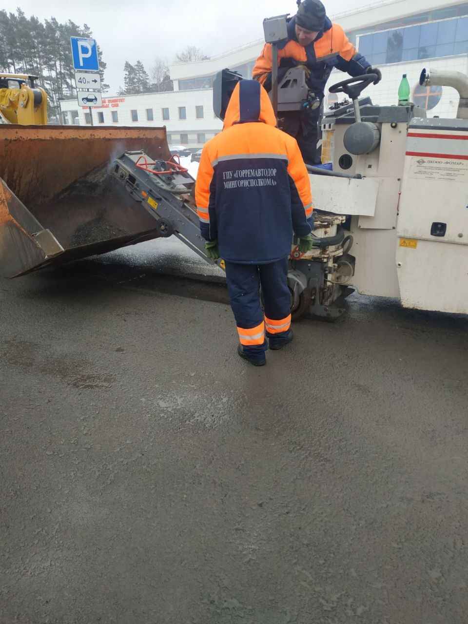 У нас такого безобразия не творят - В Гордорстрое ответили белорусам, почему дороги ремонтируют не сразу. А в дождь и снег можно?