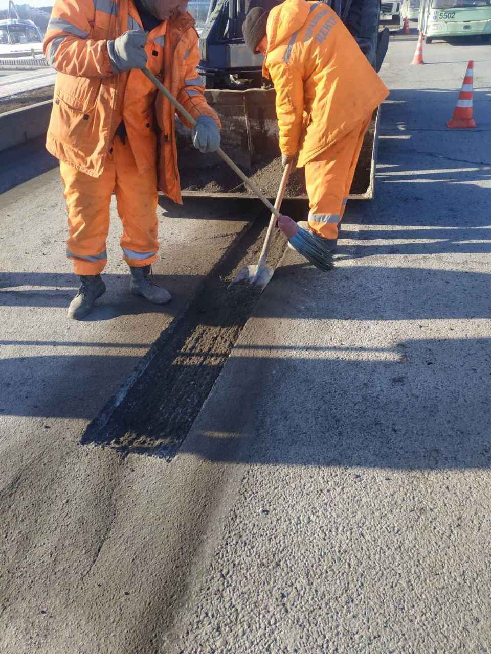 У нас такого безобразия не творят - В Гордорстрое ответили белорусам, почему дороги ремонтируют не сразу. А в дождь и снег можно?