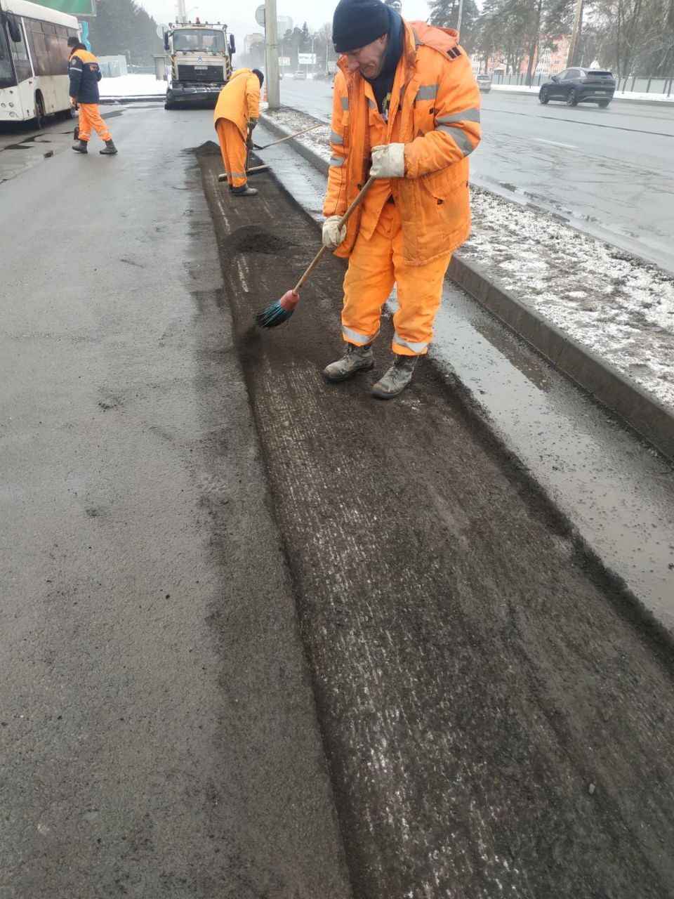 У нас такого безобразия не творят - В Гордорстрое ответили белорусам, почему дороги ремонтируют не сразу. А в дождь и снег можно?