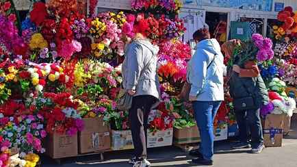 «Пластик не увядает, но и не живёт» — Священник из Слонима призвал не нести на кладбища искусственные цветы. А что насчёт конфет и спиртного?