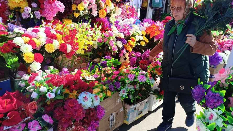 Практика оставления искусственных цветов на кладбище не имеет ничего общего с православием. Фото: Telegraf.news