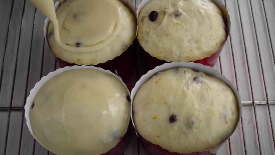 Помадка должна быть комнатной температуры при нанесении и наносить её нужно перед отправкой куличей в духовку. Фото: YouTube Yuliya Small