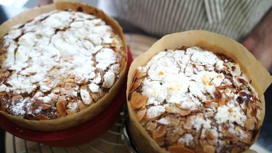 Глазурь макоронад с миндальными лепестками. Фото: YouTube Olga Bauer