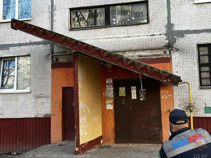 В Могилёве бетонный козырёк подъезда рухнул на газовую трубу