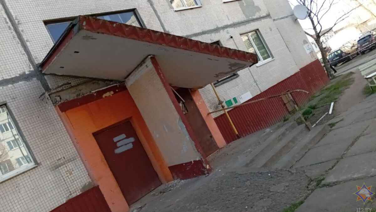 В Могилёве бетонный козырёк подъезда рухнул на газовую трубу