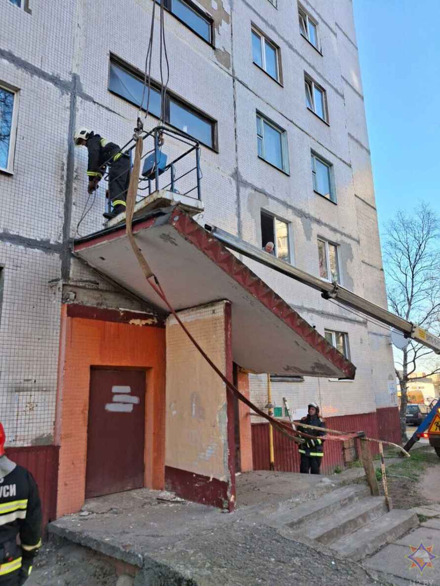 В Могилёве бетонный козырёк подъезда рухнул на газовую трубу