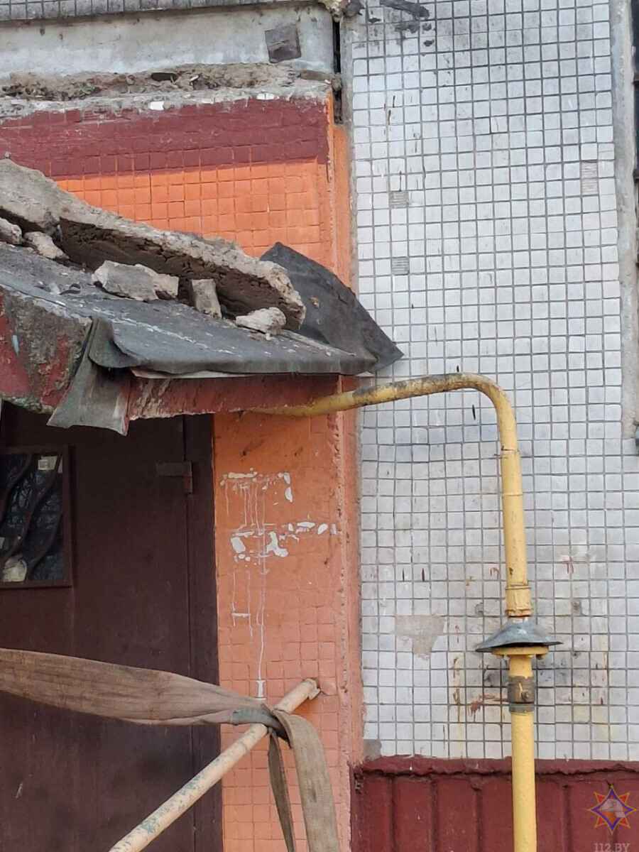 В Могилёве бетонный козырёк подъезда рухнул на газовую трубу