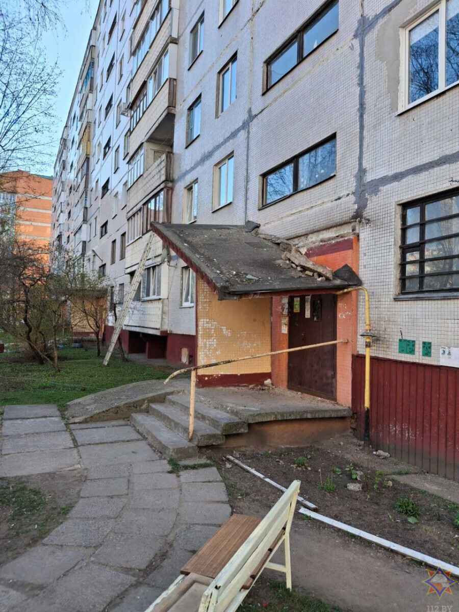 В Могилёве бетонный козырёк подъезда рухнул на газовую трубу