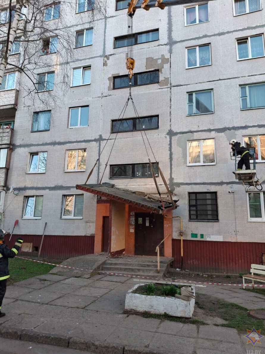 В Могилёве бетонный козырёк подъезда рухнул на газовую трубу