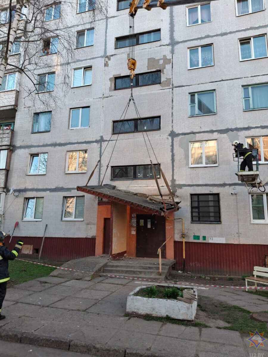 В Могилёве бетонный козырёк подъезда рухнул на газовую трубу