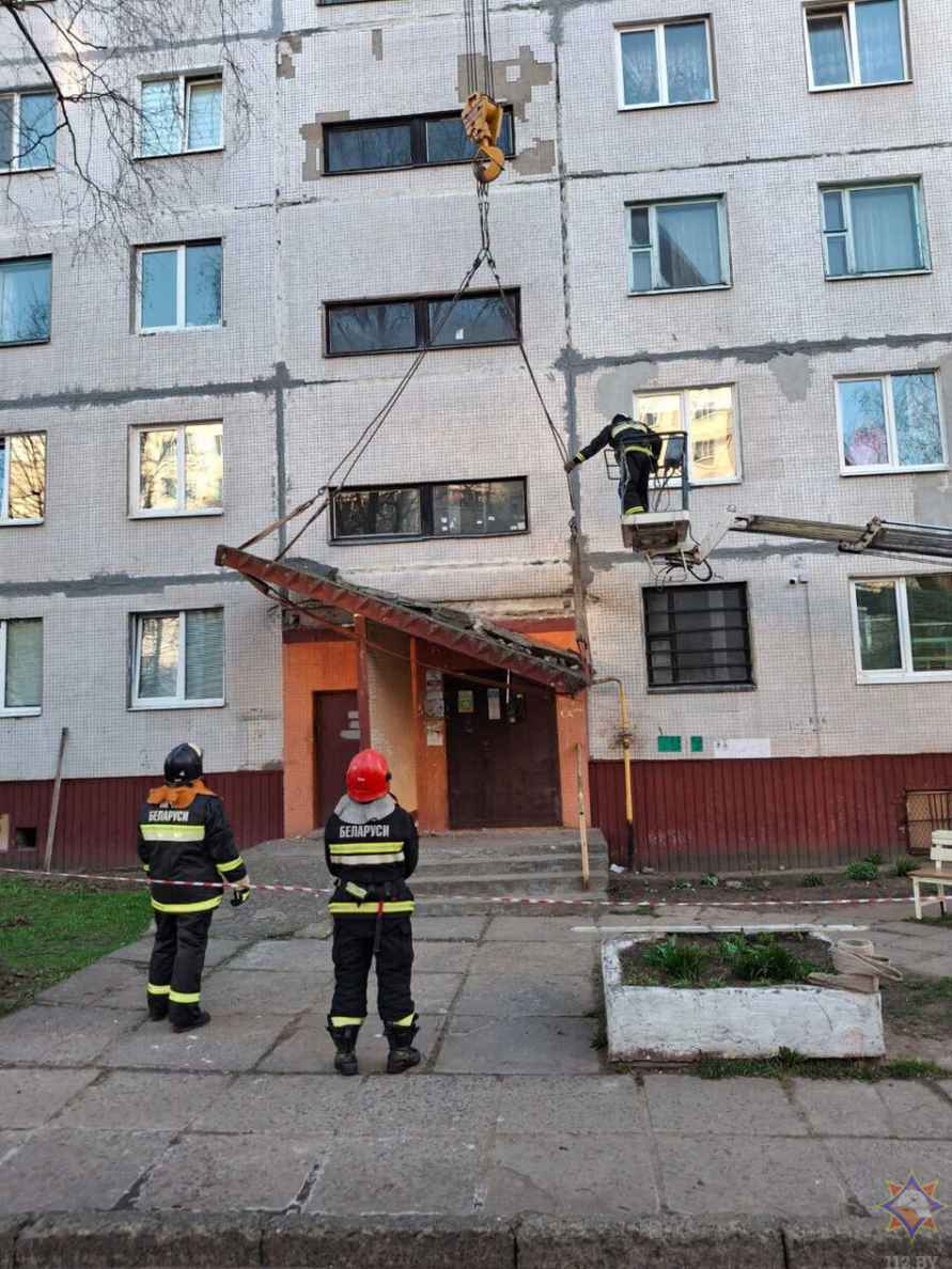 В Могилёве бетонный козырёк подъезда рухнул на газовую трубу