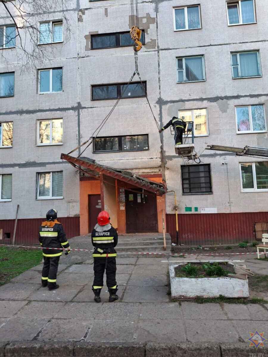 В Могилёве бетонный козырёк подъезда рухнул на газовую трубу