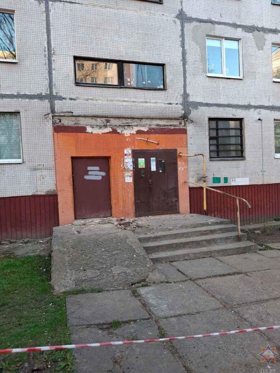 В Могилёве бетонный козырёк подъезда рухнул на газовую трубу