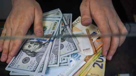 Доллар снова упал, а евро взобрался на 3-недельный максимум в Беларуси. Как укрепился российский рубль?