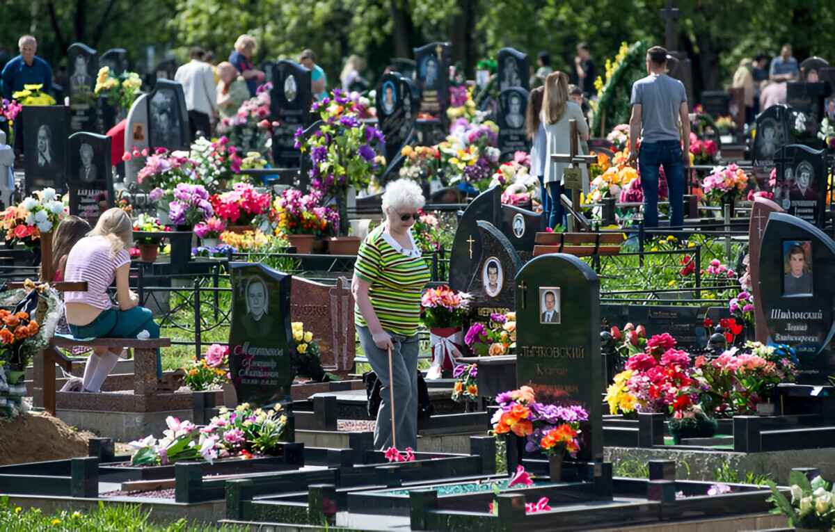 Можно ли на Радуницу плакать, а беременным посещать кладбища? Священник из Слонима развеял 3 популярных мифа