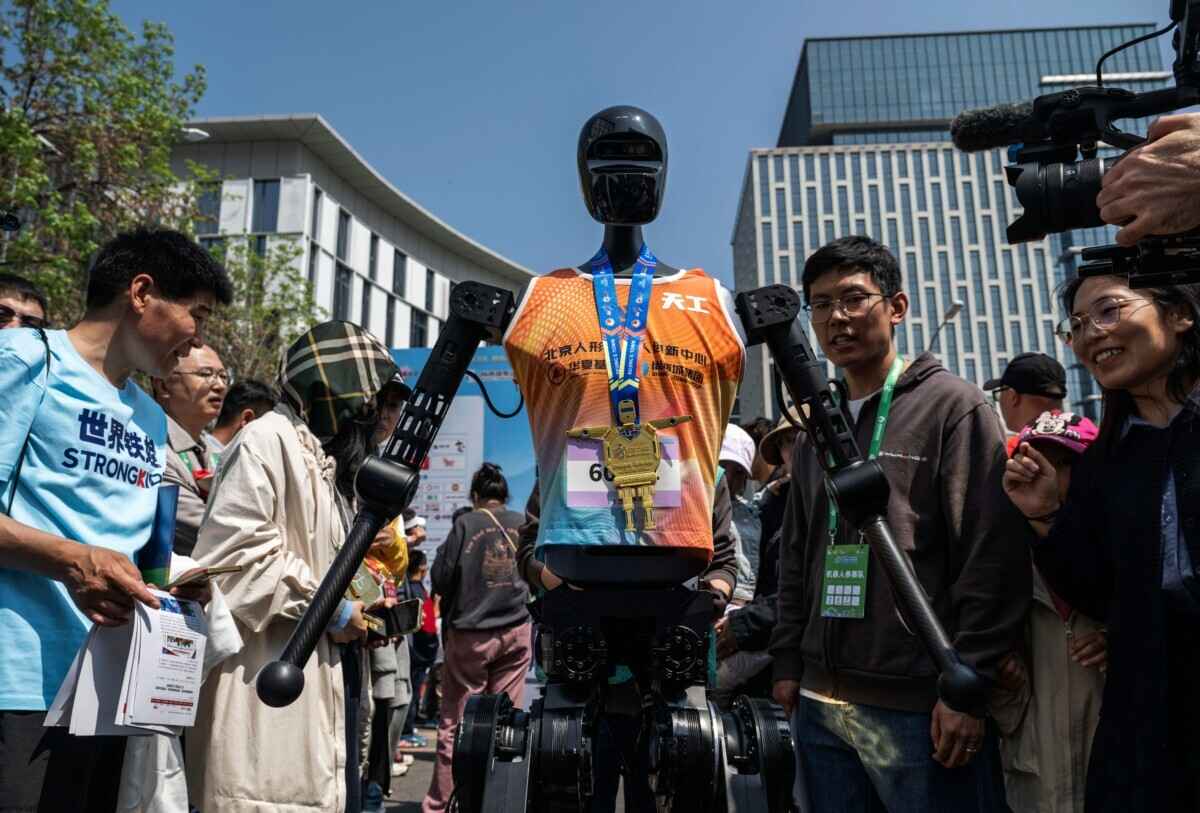 В Китае роботы соревновались в марафоне с людьми. Кто победил?