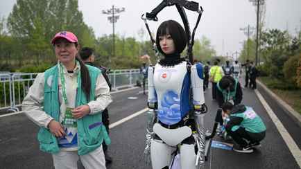 В Китае роботы соревновались в марафоне с людьми. Кто победил?