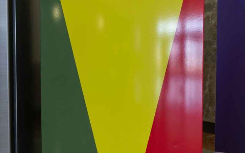 Обклеенный во флаг Кении холодильник "АТЛАНТ". Фото: Telegraf.news/Алексей Смоленский