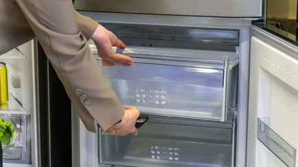 Зачем нюхать холодильник при покупке? На «АТЛАНТе» объяснили, какой запах должен насторожить