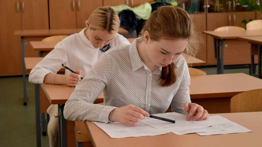 Минобразования смягчило требования для белорусских школьников. За что перестанут снижать оценки?