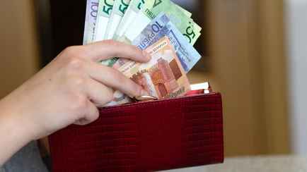 Кому в Беларуси пообещали зарплаты больше 7 тыс. рублей? Нашли 35 вакансий