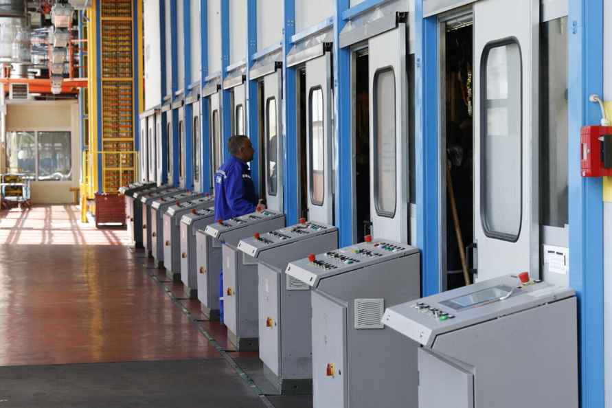 Процесс заливки холодильников пенополиуретаном. Фото: ЗАО 