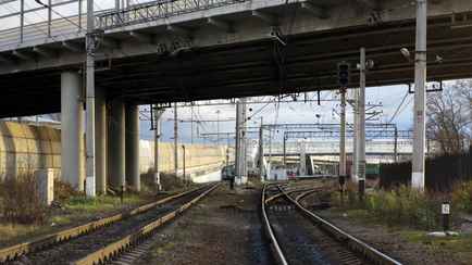 Под Борисовом МАЗ повредил провода железной дороги. Какие поезда задерживаются на 2 часа?