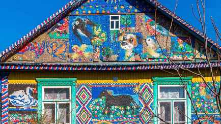 «Весь покрыт крышками» — Блогер нашёл под Пинском красочный «дом-мозаику»