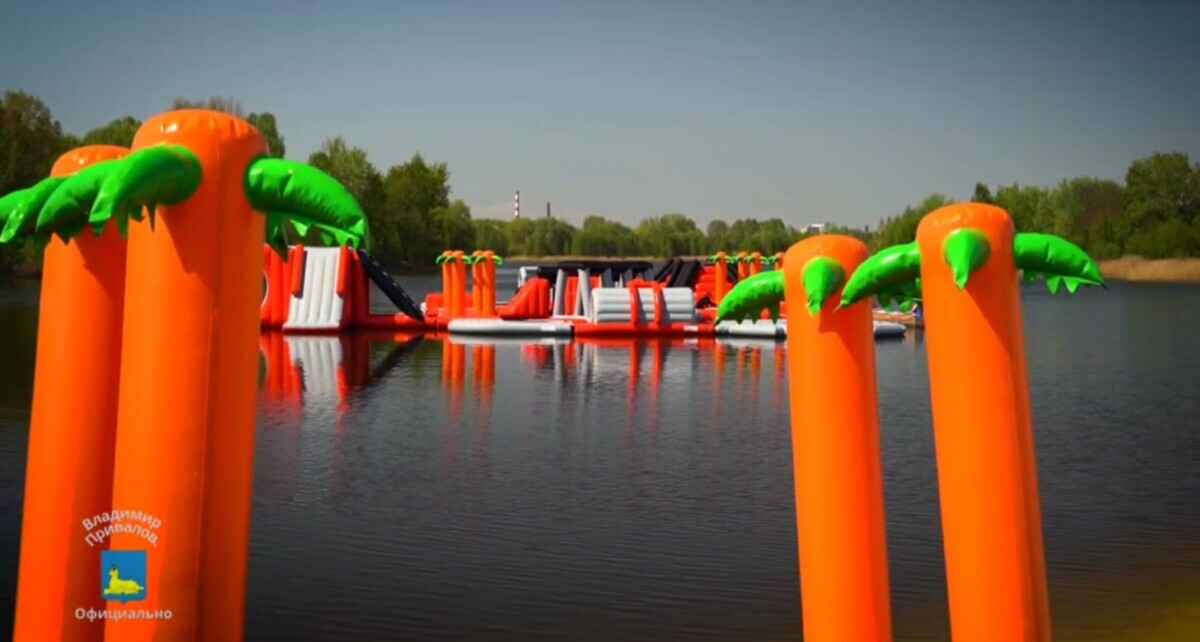 «Непонятно, как оно будет работать» — В Гомеле посреди озера установили платный надувной аквапарк